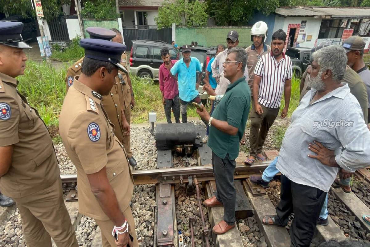 கொழும்பு நோக்கி பயணித்த தொடருந்து தடம்புரண்டு விபத்து - விசாரணையில் தெரியவந்த தகவல் | Train Derails Between Wanawasala And Hunupitiya