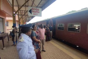 யாழ்ப்பாணம் - கிளிநொச்சி விசேட புகையிரத சேவை: மாவட்ட அரசாங்க அதிபர் வரவேற்பு(Photo)