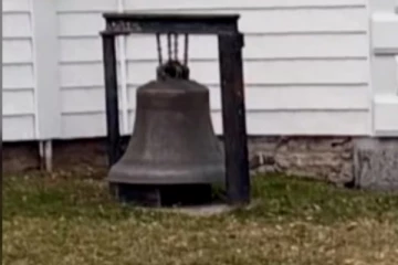 கனடாவில் 200 ஆண்டுகள் பழயைமான தேவாலய மணிக்கு நேர்ந்த கதி