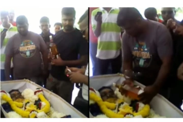 இறந்தவரின் உடலுக்கு சரக்கை வாயில் ஊற்றி இறுதிச் சடங்கு செய்த நண்பர்கள் - வைரல் வீடியோ