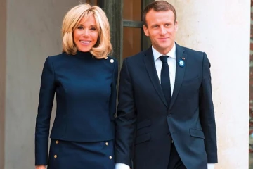 அம்மா வயது ஆசிரியரை காதலித்து கரம்பிடித்த பிரான்ஸ் ஜனாதிபதி! சுவாரஸ்ய காதல் கதை