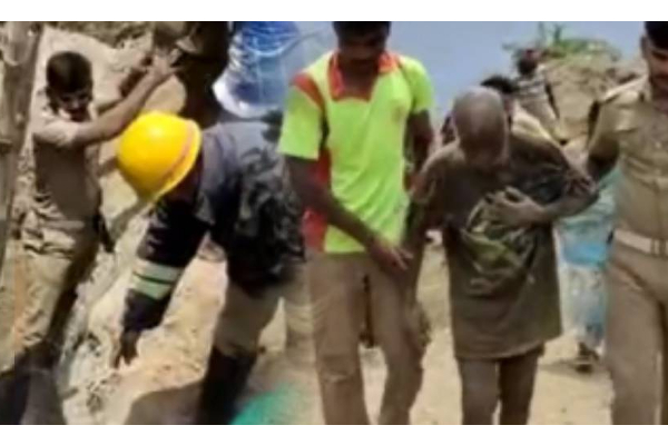 வேலையின்போது திடீரென மண் சரிந்து புதைந்த இருவர் - போராடி உயிருடன் மீட்ட பரபரப்பு சம்பவம் - தமிழ்நாடு