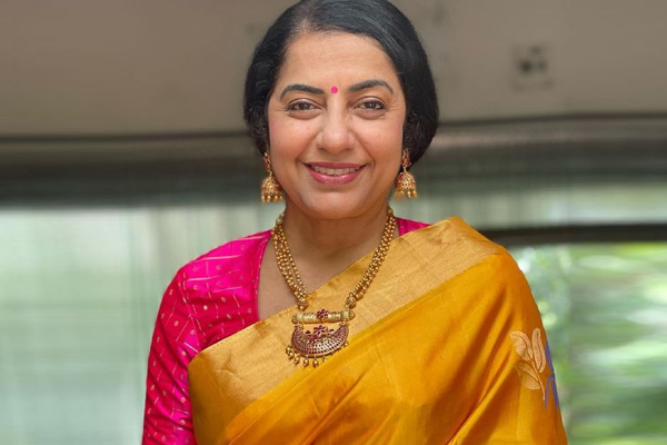 சுஹாசினியின் அக்கா அழகில் மயங்கிய ரஜினி.. கமல் பெயரை கேட்டு தெறித்து ஓடிய சம்பவம்! | Suhasini Break Secret About Rajinikanth