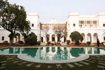 150 அறைகள் கொண்ட அரண்மனை - வாங்கிய பிரபலம் யார் தெரியுமா?