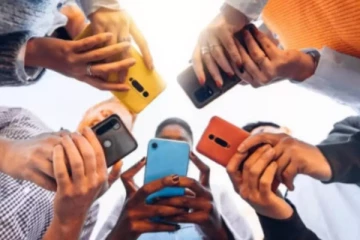 8 மணி நேரம் போன் இல்லாமல் இருந்தால் ரூ.1லட்சம் பரிசு - இப்படி கூட போட்டியா?