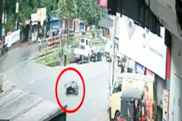 சாரதியின் கவனக்குறைவால் ஏற்பட்ட பாரிய விபத்து..! (படங்கள்) | Accident Cctv Video Sri Lanka Today