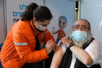 நான்காவது டோஸ் தடுப்பூசிக்கு தயாராகும் பிரபல நாடு!