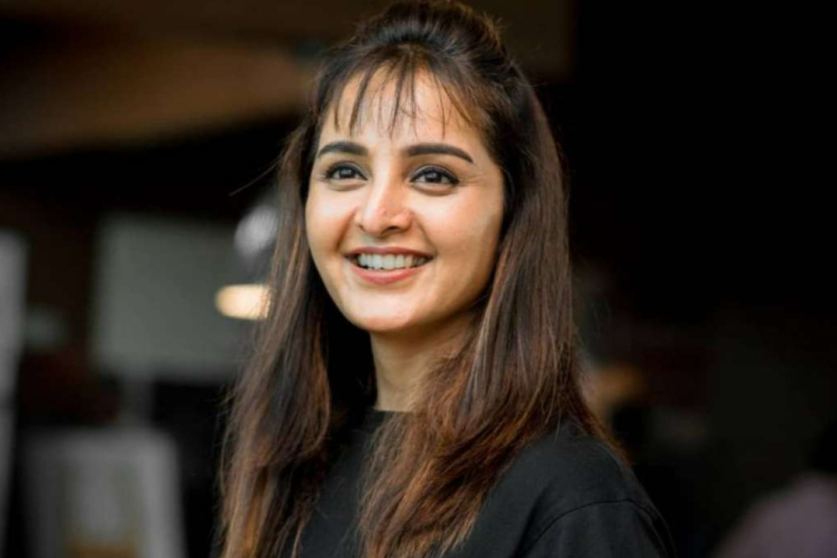 பொது இடத்தில் ரசிகை செய்த செயலால் மஞ்சு வாரியருக்கு தர்மசங்கடம் | Fans Kisses Manju Warrier In Public பொது இடத்தில் ரசிகை செய்த செயலால் மஞ்சு வாரியருக்கு தர்மசங்கடம் | Fans Kisses Manju Warrier In Public