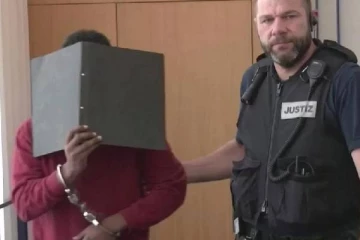 கடவுச்சீட்டு வழங்குவதில் தாமதம்... ஜேர்மனியில் சிறுமிகள் இருவரை கத்தியால் குத்திய புலம்பெயர் நபர்