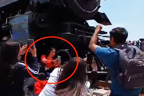 வெளிநாடொன்றில் பழங்கால நீராவி தொடருந்து முன் செல்பி எடுத்த பெண்ணுக்கு நேர்ந்த கதி | Woman Died While Taking Selfie Near Vintage Train