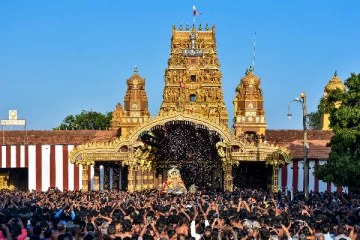 நல்லூர் ஆலய வளாகத்தில் இடம்பெறும் பொறுப்பற்ற செயல்: மக்கள் விசனம் (Photos)