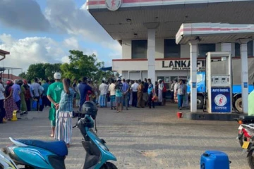 மன்னாரில் அதிகாலையில் இருந்தே நீண்ட வரிசையில் காத்திருக்கும் மக்கள்!