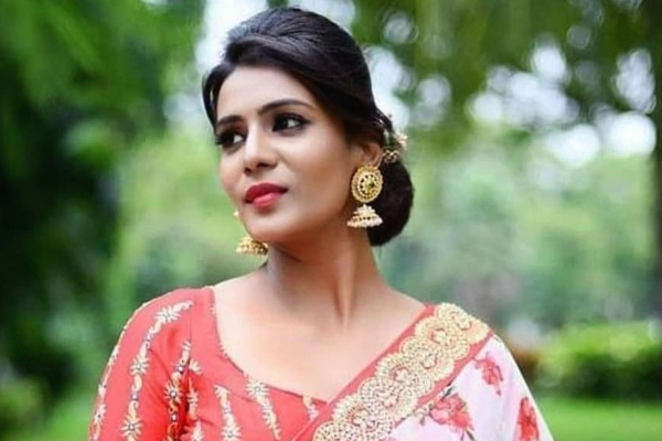 சென்னை அழைத்துவரப்பட்டார் நடிகை மீரா மிதுன் - தன் கையை போலீசார் உடைத்ததாக கதறல் | Meera Mitun Actor Arrest