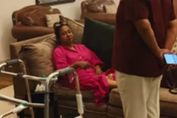 நடிகை ராதிகாவுக்கு என்னாச்சு? நடக்க கூட முடியாமல் இருக்கும் வீடியோ