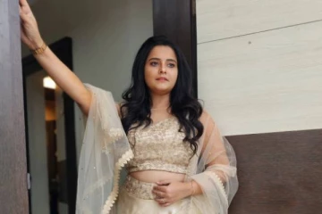 ஹோம்லி லுக்கில் இருந்த எதிர்நீச்சல் நடிகை ஹரிப்ரியாவா இப்படி.. ஆளே மாறிட்டாரே!