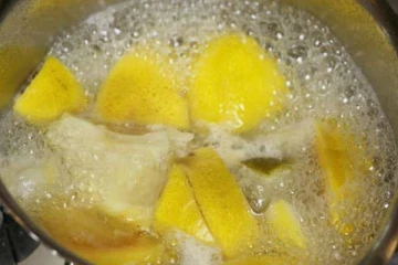 எலுமிச்சை தோலை தூக்கி இனி குப்பையில் வீசாதீர்கள்! அதில் இவ்வளவு நன்மைகள் இருக்கா?