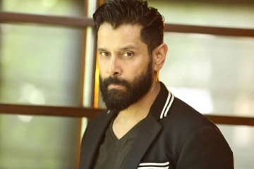 நடிகர் விக்ரமா இது? 90களில் எப்படி இருந்திருக்கிறார் என்று பாருங்கள்?- போட்டோ இதோ