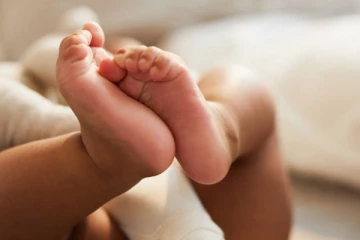 குப்பைத்தொட்டியில் குழந்தையை வீசி கொலை செய்ய முயற்சித்த பெண்!