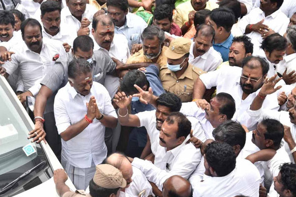 அதிமுக அலுவலக மோதல் குறித்து அறிக்கை தாக்கல் செய்ய காவல்துறைக்கு உயர்நீதிமன்றம் உத்தரவு | Aiadmk Office Attack Police Statement Order Court அதிமுக அலுவலக மோதல் குறித்து அறிக்கை தாக்கல் செய்ய காவல்துறைக்கு உயர்நீதிமன்றம் உத்தரவு | Aiadmk Office Attack Police Statement Order Court