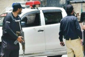 பாகிஸ்தானில் போலியோ தடுப்பூசி முகவர்களை பாதுகாக்கும் காவல்துறையினர் மீது தாக்குதல்