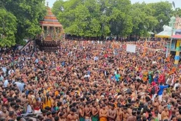 தேரேறி பக்தர்களுக்கு அருட்காட்சி கொடுத்தார் நயினை நாகபூசணி அம்மன் (படங்கள்)