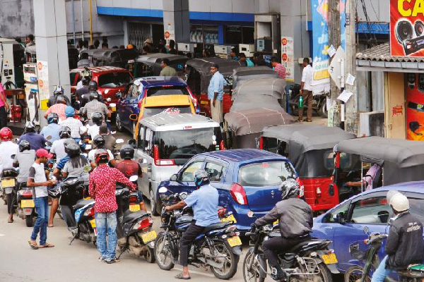 மேலுமொருவரை காவு வாங்கியது எரிபொருள் வரிசை - ஐபிசி தமிழ்