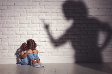 கொழும்பில் தாயை பழி வாங்க சிறுமியை துன்புறுத்திய கணவன் - மனைவி