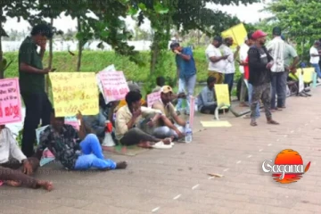 ධීවරයින් පිරිසක් ජනපති ලේකම් කාර්යාලය ඉදිරිපිට දැවැන්ත සත්‍යග්‍රහයක්