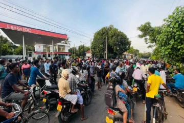 யாழ் எரிபொருள் நிரப்பு நிலையங்களில் மன உளைச்சலில் பலர்!