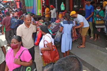 புத்தாண்டுக்கு தயாராகும் மக்கள்(படங்கள்)