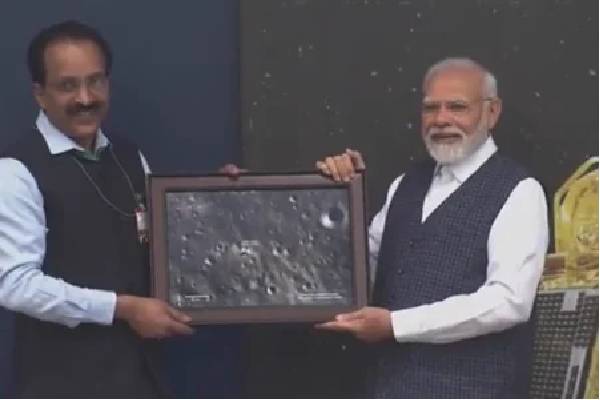 இஸ்ரோ விஞ்ஞானிகளை நேரில் சென்று கௌரவித்த பிரதமர் மோடி | Pm Modi Meets Chandrayaan 3 Team At Bengalur