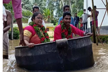 ஊரே வெள்ளத்தில மிதக்குது... இந்த ஜோடிக்கு அண்டால கல்யாணம் கேட்குதாம்