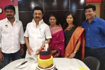 குடும்பத்துடன் கேக் வெட்டி கொண்டாடிய முதலமைச்சர் ஸ்டாலின்