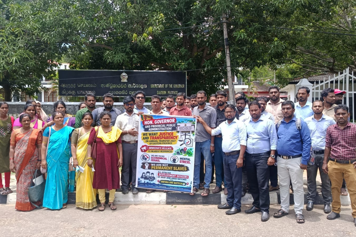கிழக்கு மாகாண ஆளுநர் செயலகம் முன்பாக வெடித்த போராட்டம் | Development Officers Protest Demanding A Transfer கிழக்கு மாகாண ஆளுநர் செயலகம் முன்பாக வெடித்த போராட்டம் | Development Officers Protest Demanding A Transfer