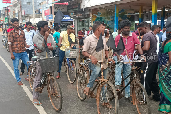 போராட்டகளமாக மாறிய இலங்கை: அரசாங்கத்திற்கு எதிராக வீதிக்கு இறங்கிய மக்கள் (Photos) | Protest In Tricomalee