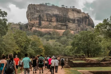 சுற்றுலாப்பயணி மீது கைவைத்த பாதுகாப்பு உத்தியோகத்தர்