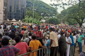 கொழும்பில் படையினருடன் மக்கள் தள்ளுமுள்ளு! தொடர்ந்தும் பதற்றம் (Live)