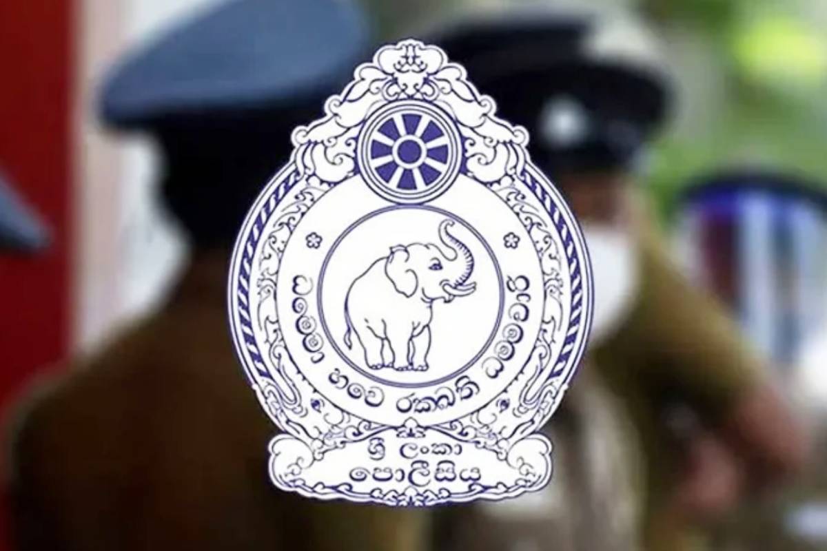 மட்டக்களப்பில் இருந்து கட்டுநாயக்க நோக்கி சென்ற வான் தீப்பற்றி எரிந்து நாசம் | A Van Suddenly Catches Fire In Kokkatticholai