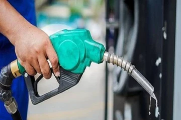 அரசியல்வாதிகளுக்கு வழங்கப்பட்டுள்ள எரிபொருள் நிரப்பு நிலைய அனுமதி: எழுந்துள்ள கடும் குற்றச்சாட்டு