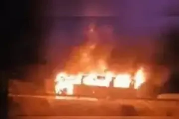 சொகுசு பஸ் தீப்பிடித்து கோர விபத்து - 20 பேர் உடல் கருகி பலி