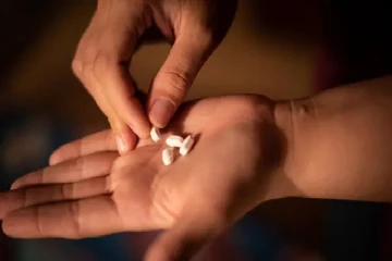 கருக்கலைப்பு மாத்திரைகளை திடீரென வாங்கி குவிக்கும் பெண்கள் - என்ன காரணம்?