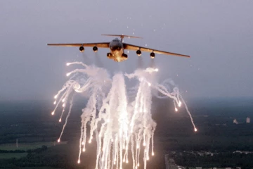 200 பேர் படுகொலை..! அமெரிக்க போர் விமானங்கள் பொழிந்த குண்டு மழையில் சிதைந்த நகரம்