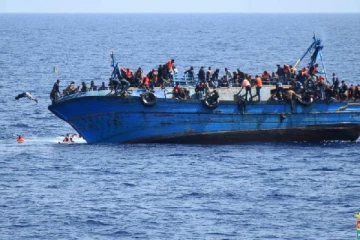 கிரீஸ் நாட்டு கடலில் புலம்பெயர்ந்தோர் படகு கவிழ்ந்து விபத்து: 3 பேர் வரை உயிரிழப்பு