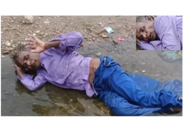 குடிமகன்களிலேயே நான் தமிழ் மகன் - சாக்கடை நீரில் உருண்டு புரண்ட போதை ஆசாமி