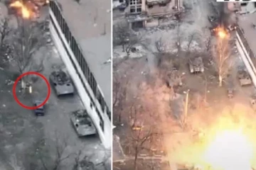 ஒரே கல்லில் இரண்டு மாங்காய்... ஒரே குண்டில் இரண்டு போர் வாகனங்களை உக்ரைன் வீரர்கள் சிதறடித்த காட்சி