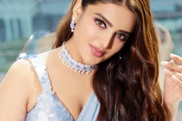 நிதி அகர்வால் சேலையில் ஹாட் போஸ்