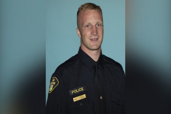 கனடாவில் பொலிஸ் உத்தியோகத்தர் சுட்டுக்கொலை | Opp Officer Killed In Shooting Near Hagersville