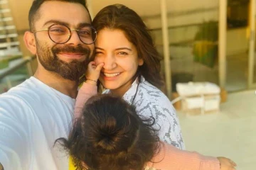 மனைவி மகளுடன் திருமண நாளை கொண்டாடிய விராட் கோலி - இணையத்தில் வைரல்!