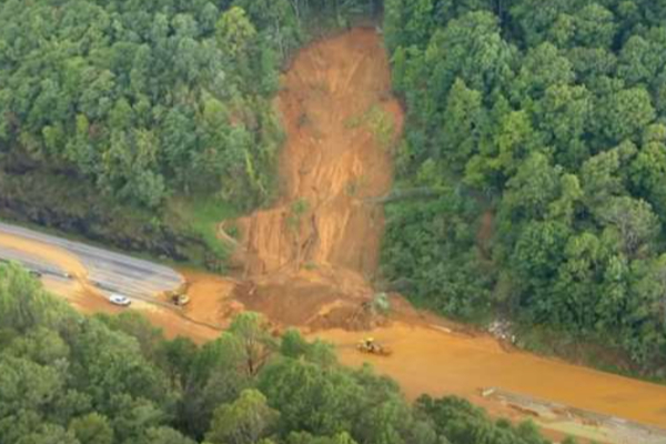 கண்டி மாவட்டத்தில் மீண்டும் பாரிய மண்சரிவு | Another Massive Landslide In Kandy District