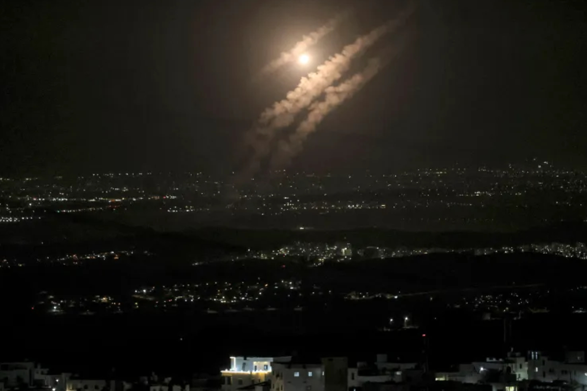 இஸ்ரேலில் ஏவுகணை தாக்குதலை காணொளி எடுத்த இலங்கையர்களுக்கு நேர்ந்த கதி | Four Sri Lankans Injured In Missile Attack இஸ்ரேலில் ஏவுகணை தாக்குதலை காணொளி எடுத்த இலங்கையர்களுக்கு நேர்ந்த கதி | Four Sri Lankans Injured In Missile Attack